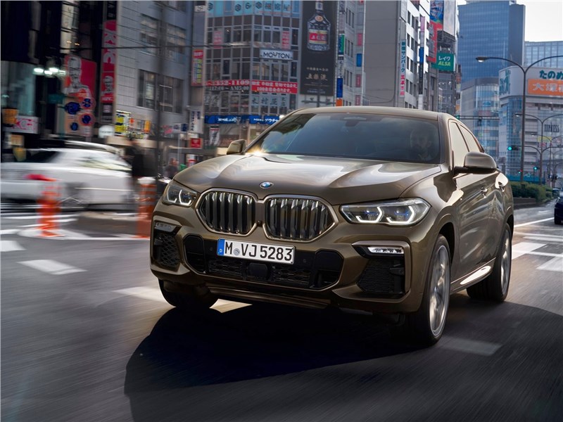 BMW X6 M50i 2020 вид спереди