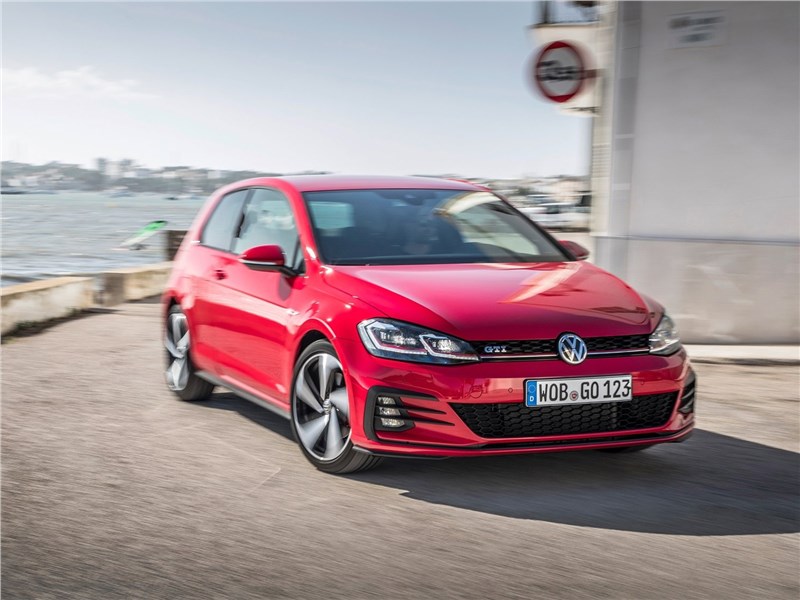 Volkswagen Golf GTI 2017 вид спереди