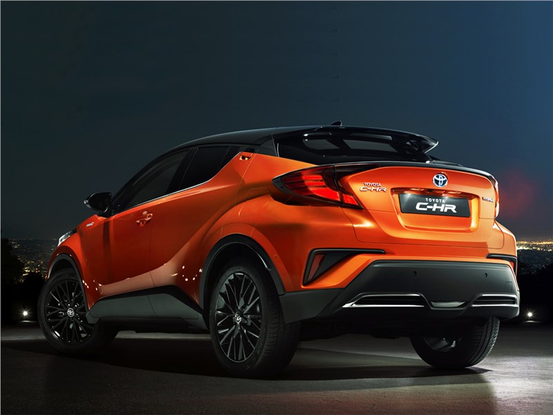 Toyota C-HR 2020 вид сзади