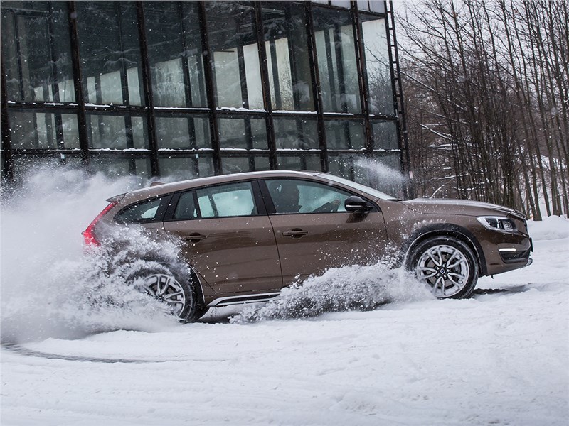 Volvo V60 Cross Country 2015 вид сбоку