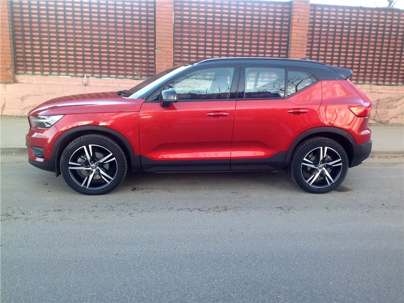 Volvo XC40 2018 вид сбоку