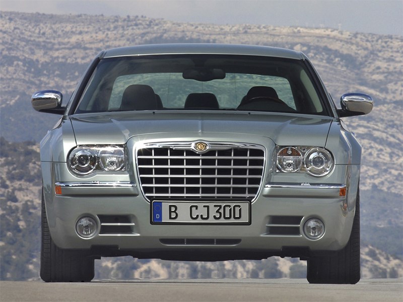 Chrysler 300C 2005 вид спереди