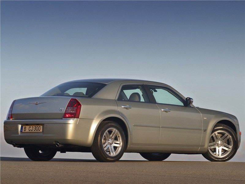 Chrysler 300C 2005 вид сбоку