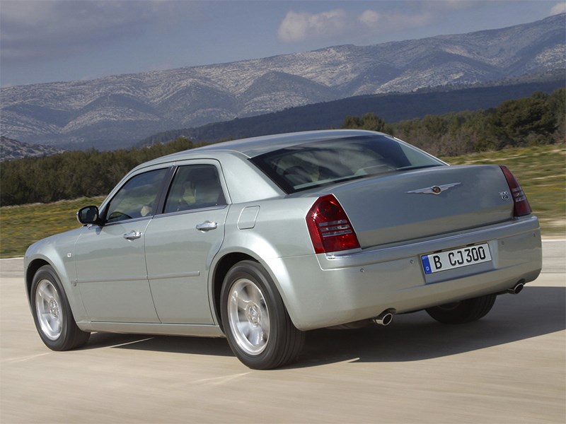 Chrysler 300C 2005 вид сзади