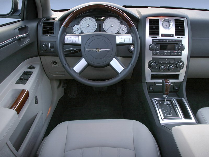 Chrysler 300C 2005 водительское место