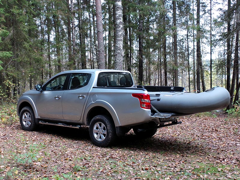 Mitsubishi L200 2016 вид сзади