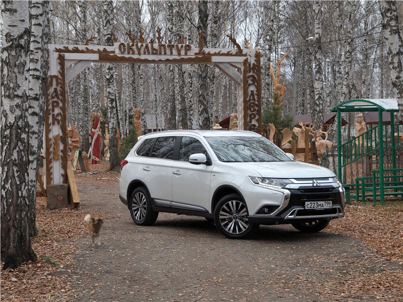 Mitsubishi Outlander 2018 вид спереди сбоку