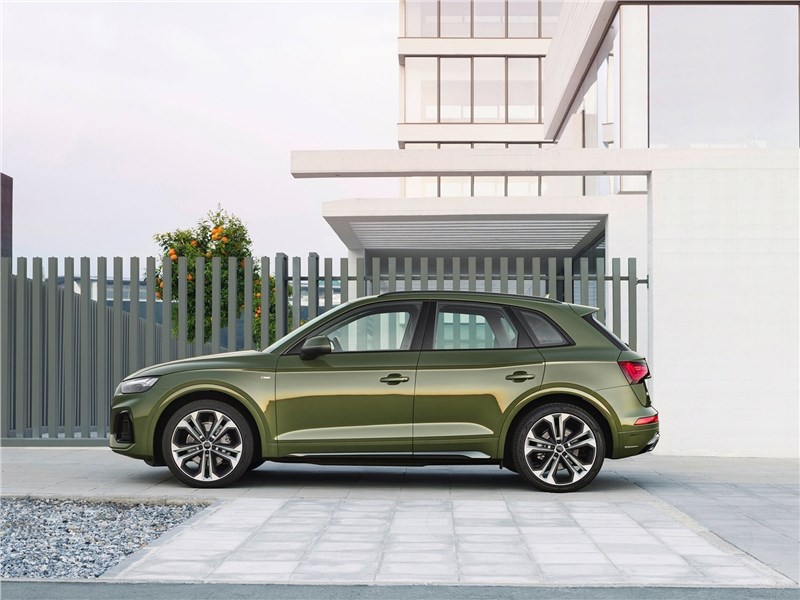 Audi Q5 (2021) вид сбоку