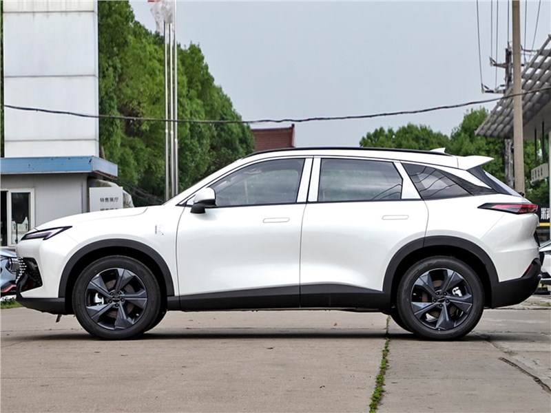 BAIC X55 (2023) вид сбоку