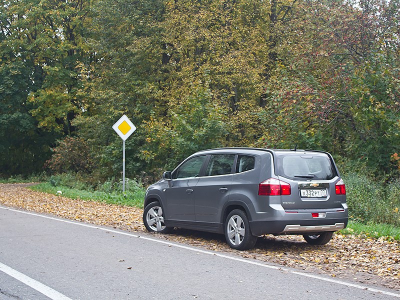 Chevrolet Orlando 2013 вид сзади