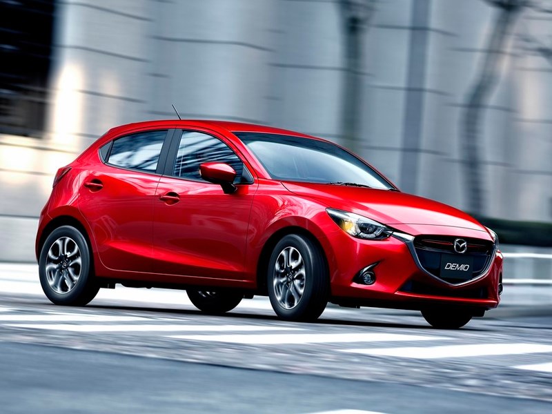 Mazda 2 2015 В движении