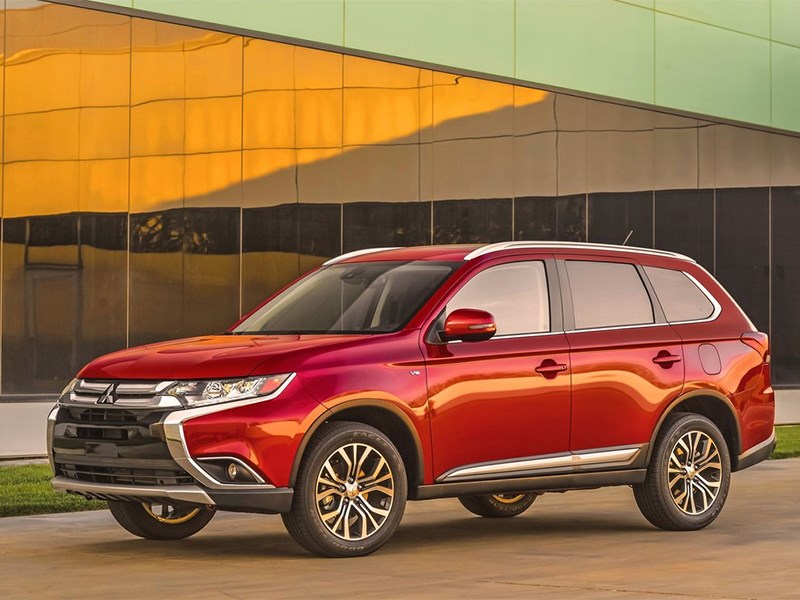 Mitsubishi Outlander 2016 вид спереди сбоку