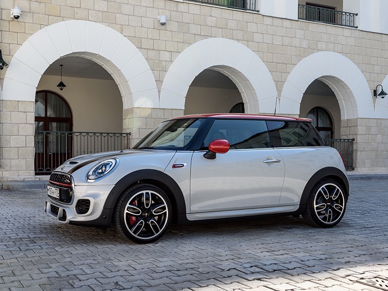 Mini John Cooper Works 2015 вид сбоку