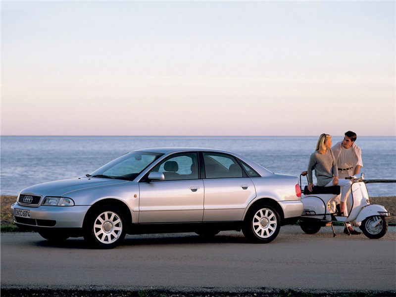 Audi A4 1998 вид сбоку