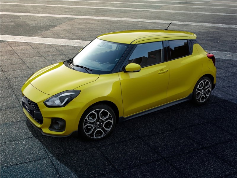 Suzuki Swift Sport 2018 вид сбоку сверху