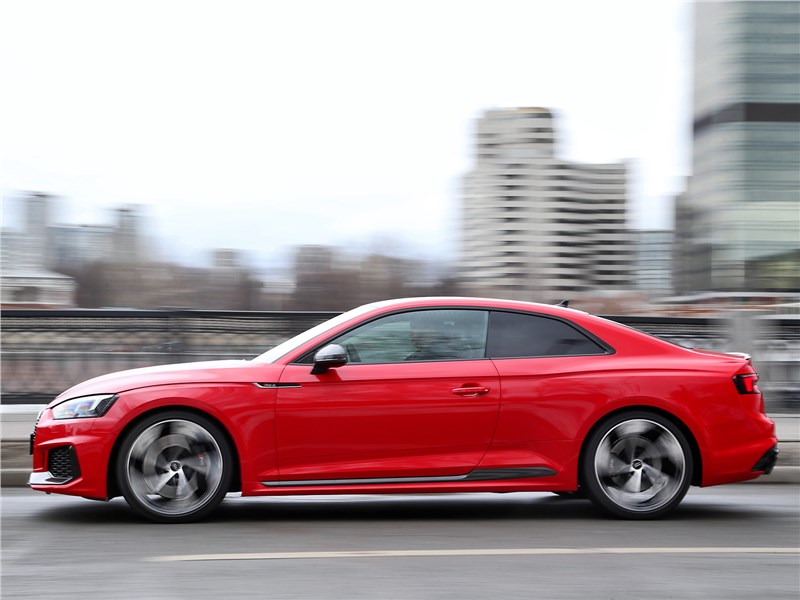 Audi RS5 2018 вид сбоку