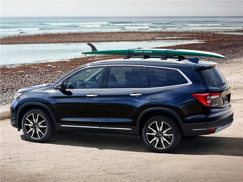 Honda Pilot 2019 вид сбоку сзади