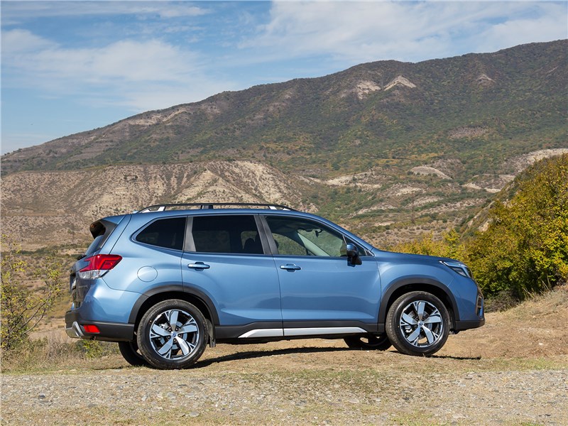 Subaru Forester 2019 вид сбоку