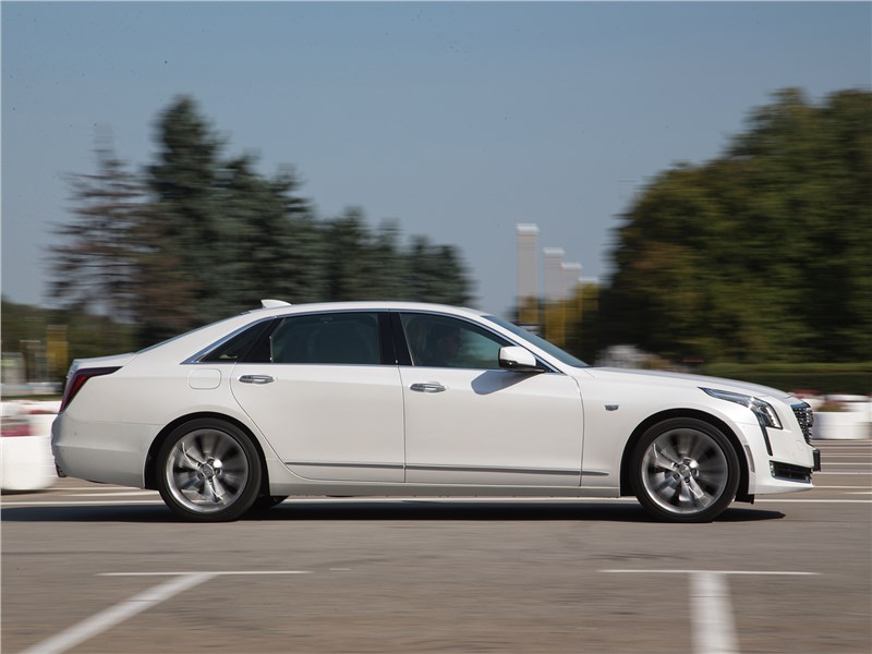 Cadillac CT6 2017 вид сбоку