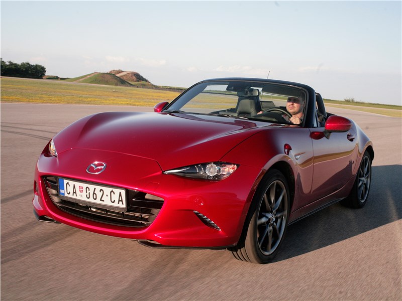 Mazda MX-5 2015 вид спереди