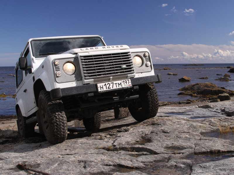 Land Rover Defender 90 вид спереди