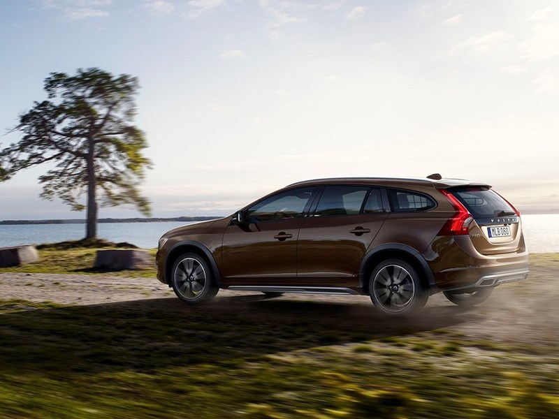 Volvo V60 Cross Country 2015 вид сбоку сзади