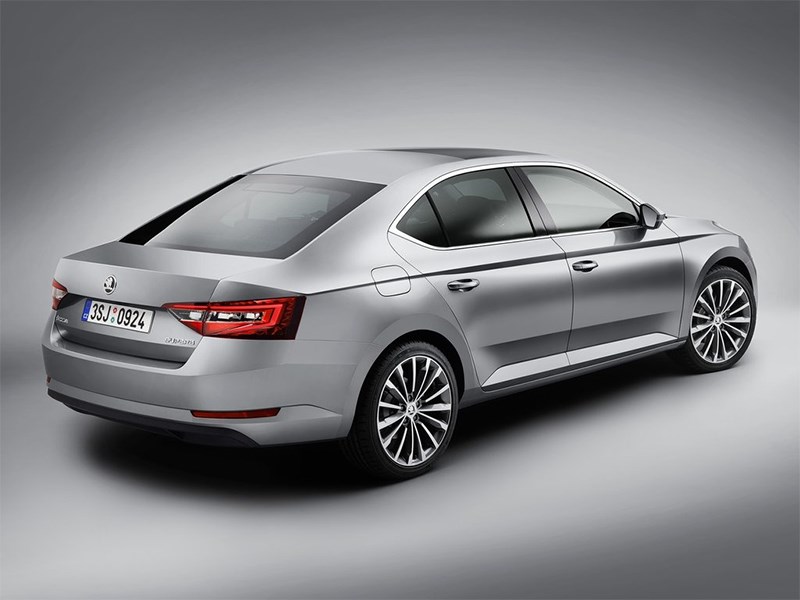 Skoda Superb 2015 вид сбоку сзади