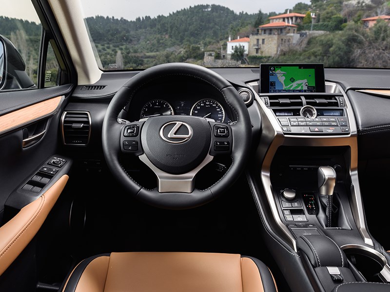 Lexus NX 2014 водительское место