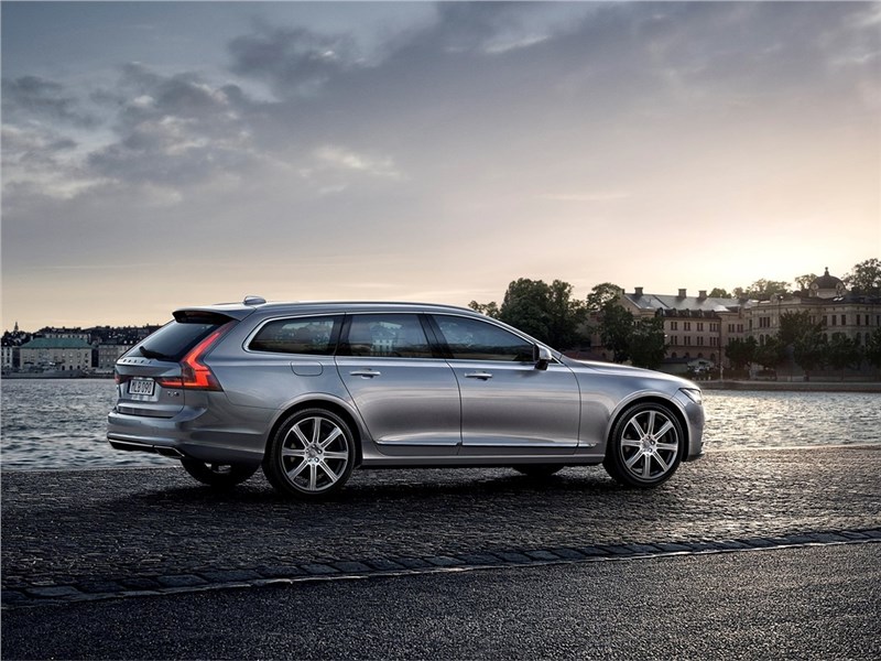 Volvo V90 Estate 2017 вид сзади сбоку