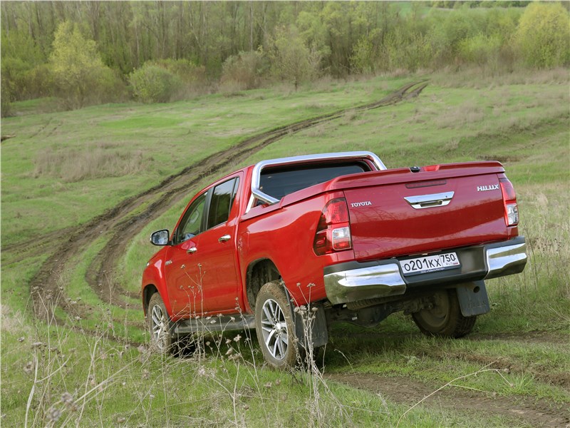 Toyota HiLux 2016 вид сзади