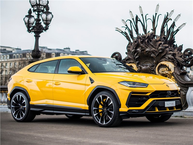 Lamborghini Urus 2019 вид спереди сбоку