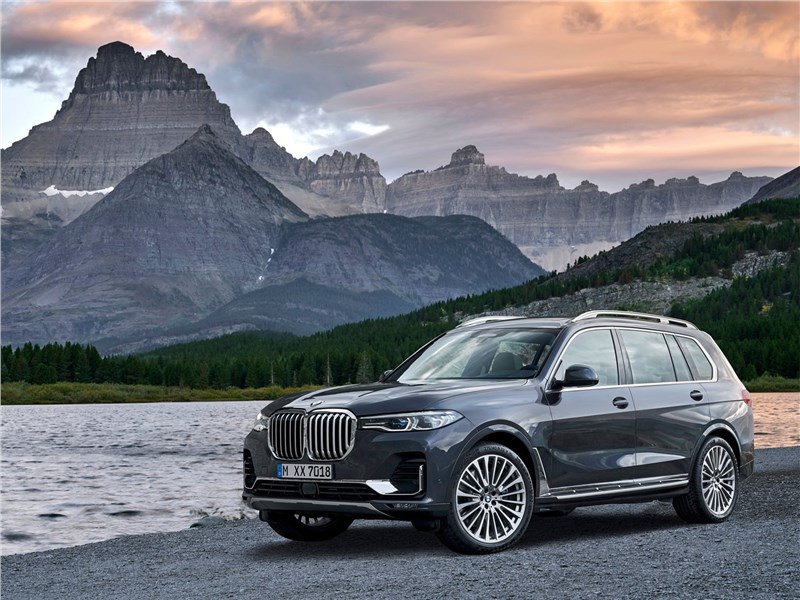 BMW X7 2019 вид спереди сбоку