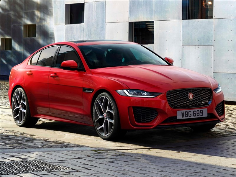 Jaguar XE 2020 вид спереди