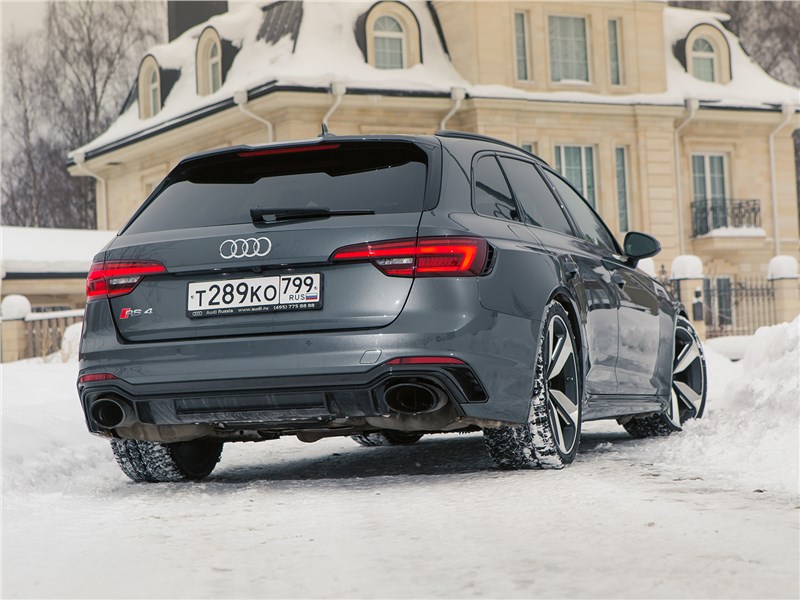 Audi RS4 Avant 2018 вид сзади