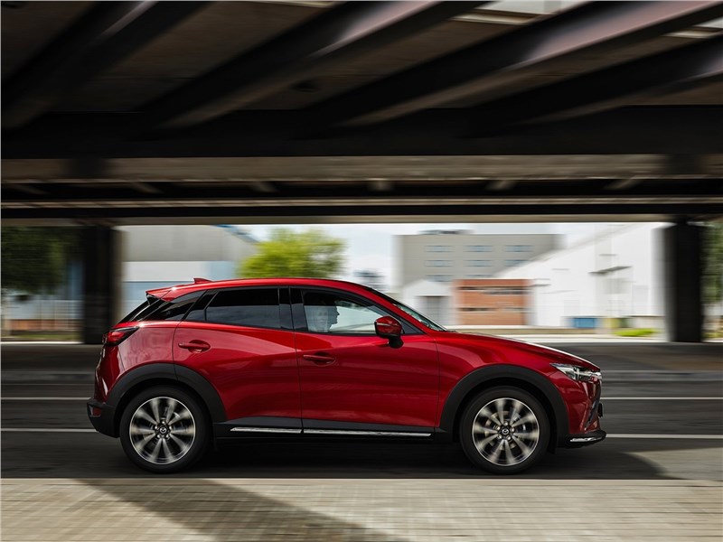 Mazda CX-3 2019 вид сбоку