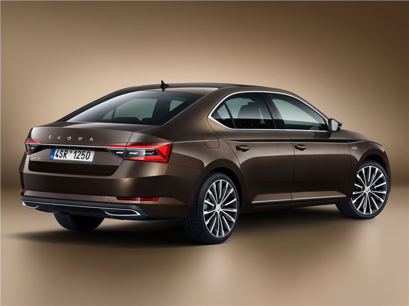 Skoda Superb 2020 вид сзади