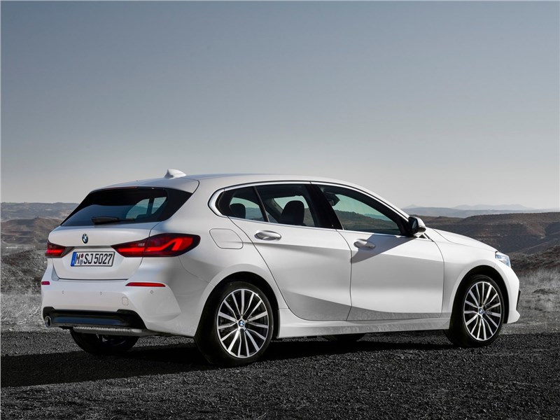 BMW 1-Series 2020 вид сбоку сзади