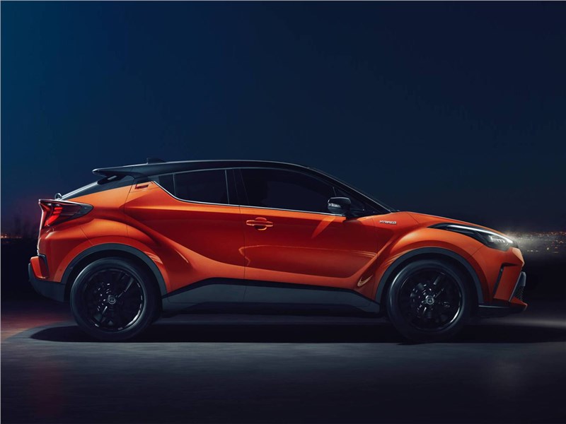 Toyota C-HR 2020 вид сбоку