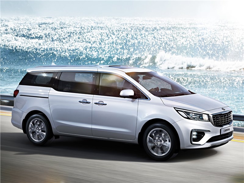 Kia Carnival 2021 вид спереди сбоку