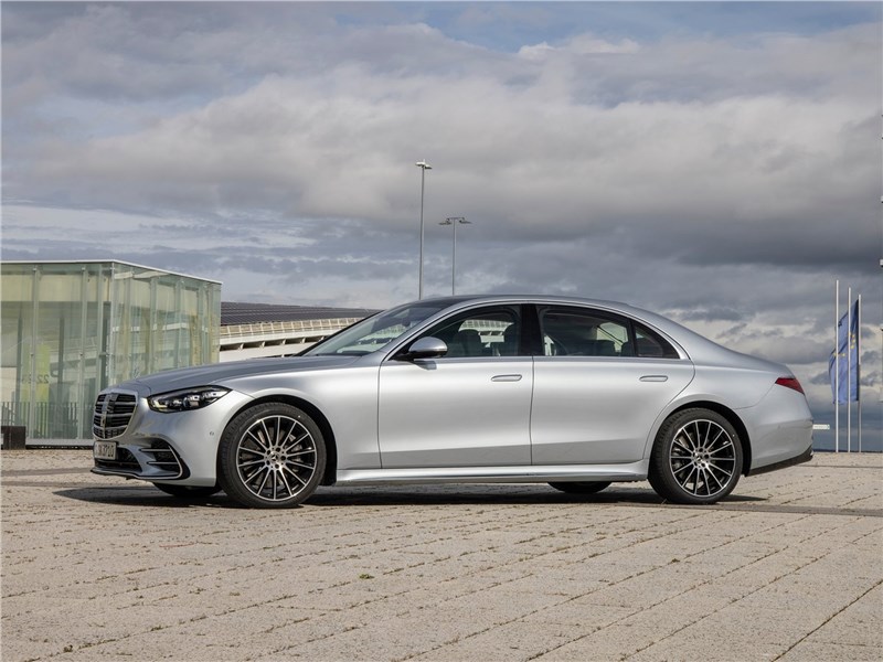 Mercedes-Benz S-Class (2021) вид сбоку