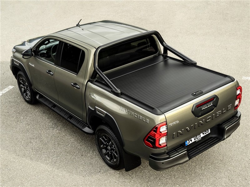 Toyota Hilux (2021) вид сзади