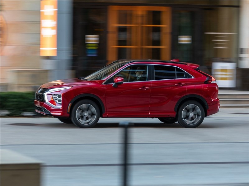 Mitsubishi Eclipse Cross (2022) вид сбоку