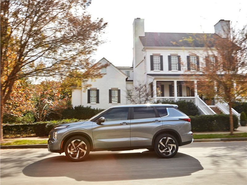 Mitsubishi Outlander (2022) вид сбоку