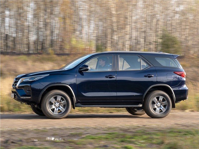 Toyota Fortuner (2021) вид сбоку