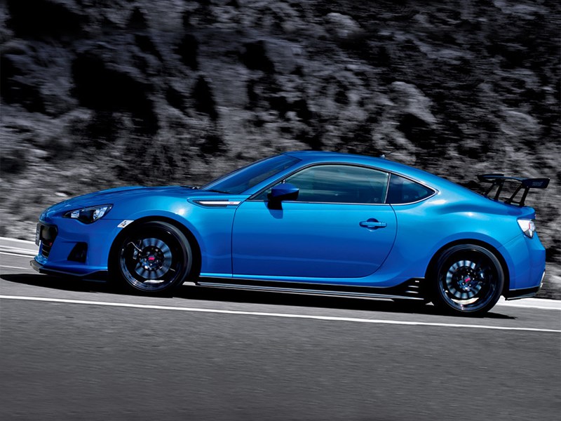 Subaru BRZ STI Concept 2015 вид сбоку на дороге