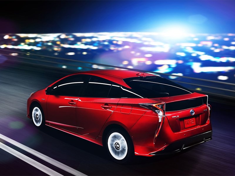 Toyota Prius 2016 вид сбоку сзади
