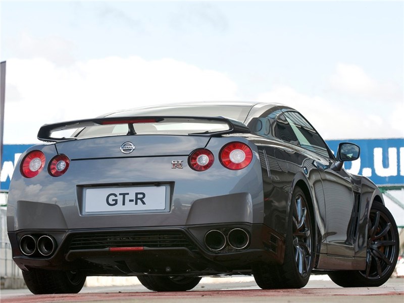 Nissan GT-R 2011 вид сзади