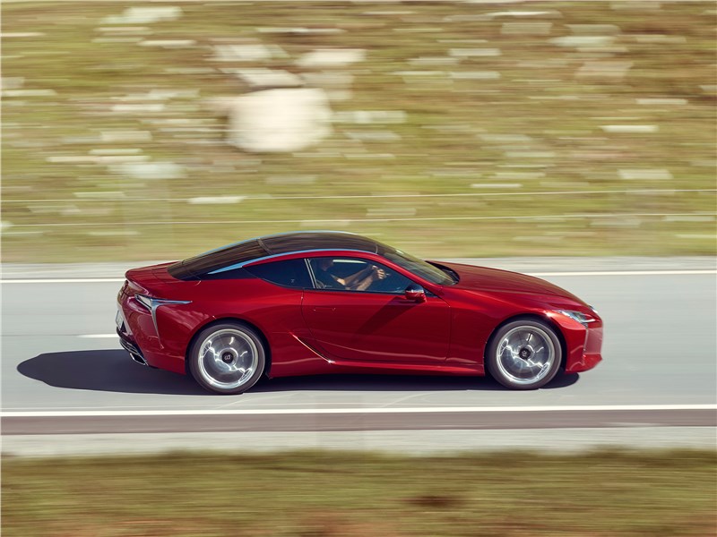 Lexus LC500 2017 вид сбоку