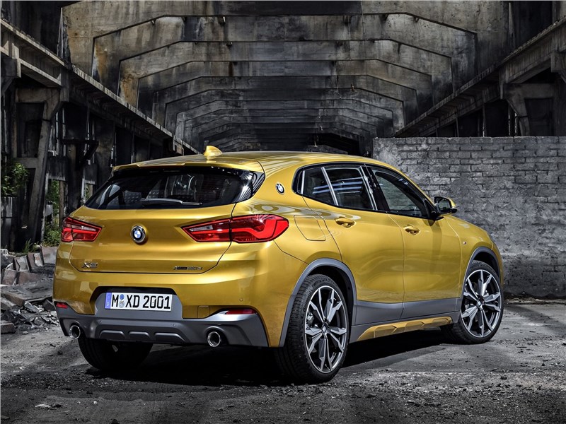 BMW X2 2019 вид сзади