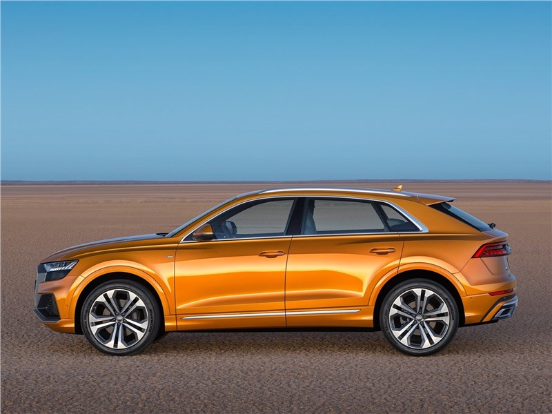 Audi Q8 2019 вид сбоку